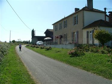 Rurale Franceză Fermă Pe 10 Ha Cu Lac De Pescuit