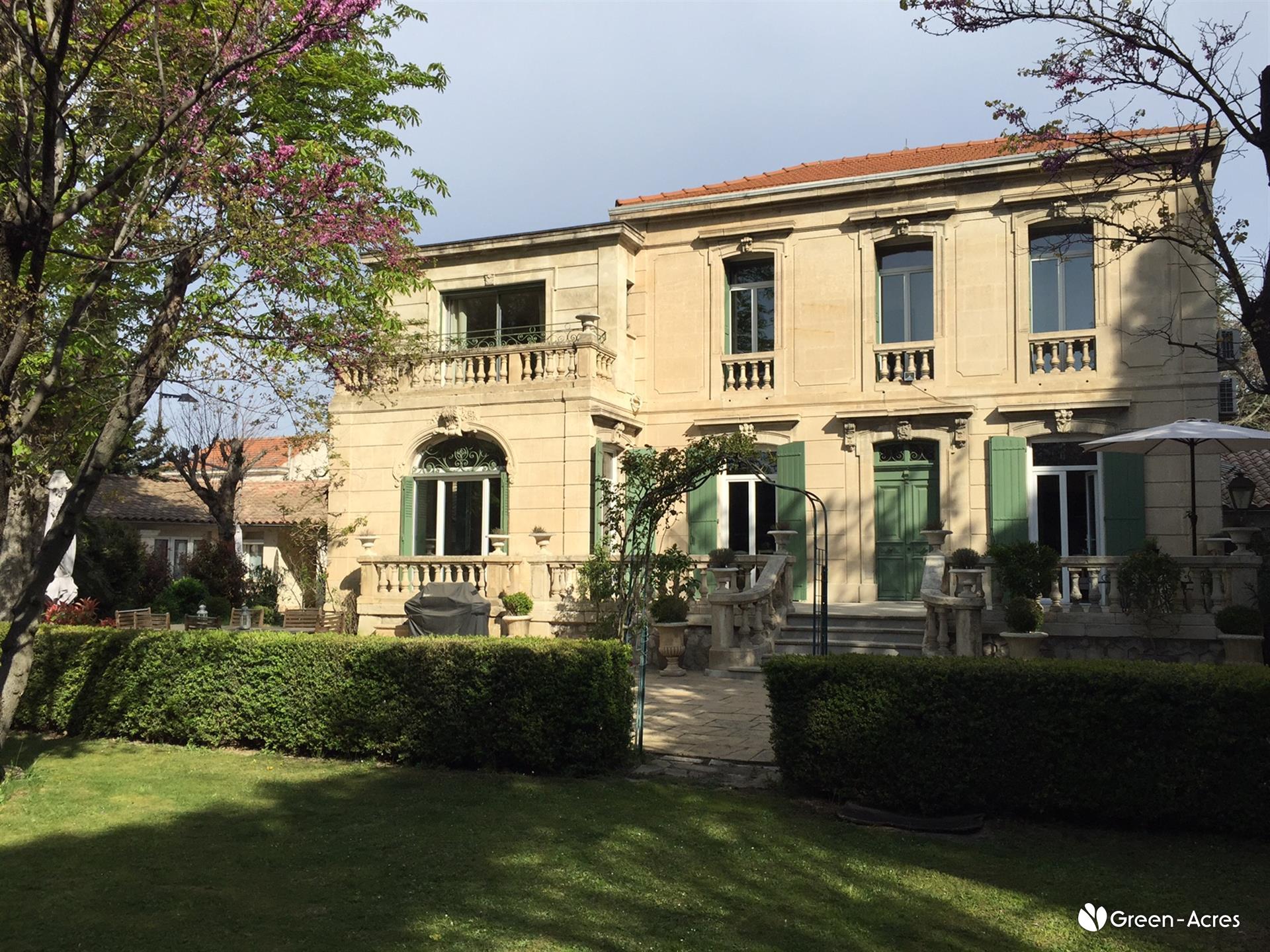 Hotel Particulier A Vendre A Avignon Avec Terrasse Jardin